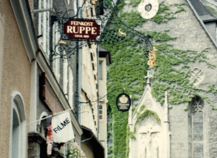「RUPPE」という店の看板の飾り金具にご注意